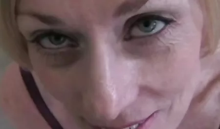Schöne Blondine gefällt einem riesigen schwarzen sexfilme nylon Mann
