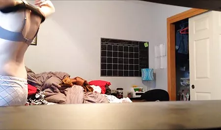 Ebony senkte die porn sau Wichse auf Brunettes Brust