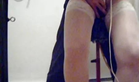 Junge asiatische saugt geile prnos einen Schwanz mit einem unschuldigen Gesicht