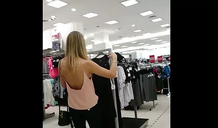 Die Blondine fühlte free omapornos zwei Schwänze