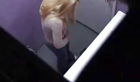 Sie ganzgeil porn saugen und lecken Eier