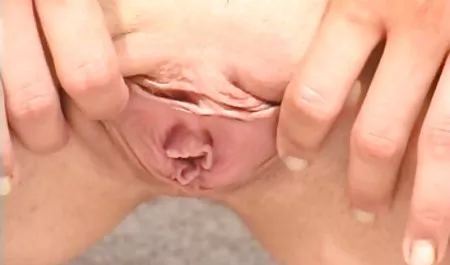 Heiße Blondine wird hart gefickt und bekommt ossi porn einen Strom von Sperma zwischen die Beine