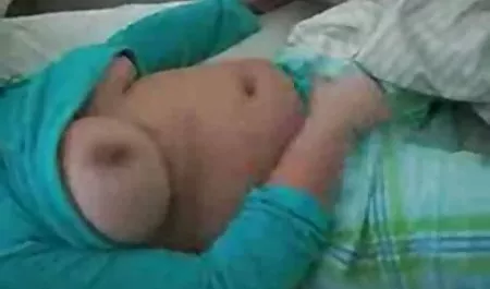 Tracy Lindsay fickt ihre Löcher mit den Händen geile mädchenpornos