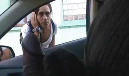 Brünette in Strümpfen lutscht lange den geile inzest filme Schwanz