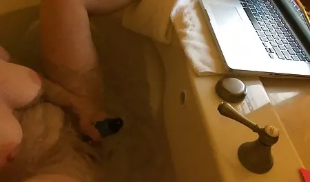 Drei kurvige Damen haben Spaß geile sexpornos mit einer Blondine