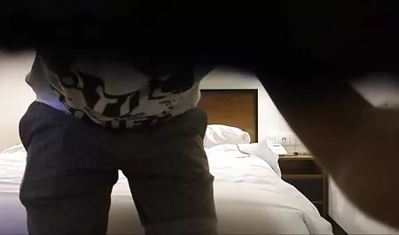 Masturbation einer tätowierten Brünette in geile junge pornos der Dusche