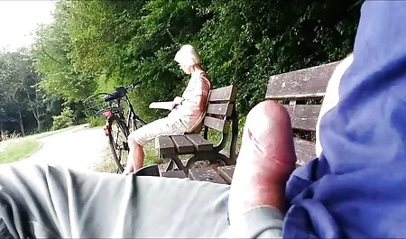 Verdorbene Schlampe stöhnt laut beim geile kostenlose filme Springen auf einen Schwanz