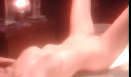 Baby auf drei stehenden Mitgliedern ossi porn