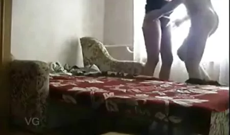 Zwei Blondinen, die einen geile milf filme Penis hocken