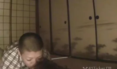 Mädchen masturbiert in einem Auto sau porn