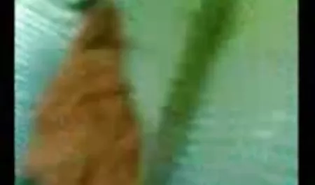 Wirbelt in geile poenos Latex um eine Stange