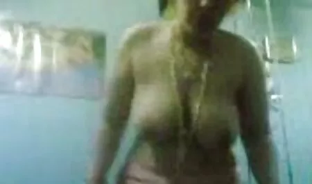 Wunderschöne blonde Dame verwöhnt sich durch die geile pornoa Schwerkraft
