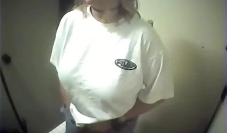 Zwei starke Stämme für eine blonde geile mutter porn Schlampe
