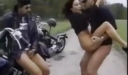 Flexi hat Spaß mit einem sexfilme mit alten leuten Typen in einem riesigen weißen Bett