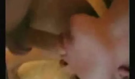 Die vollbusige Brünette lutscht sanft den gratis geile weiber Schwanz ihres Mannes